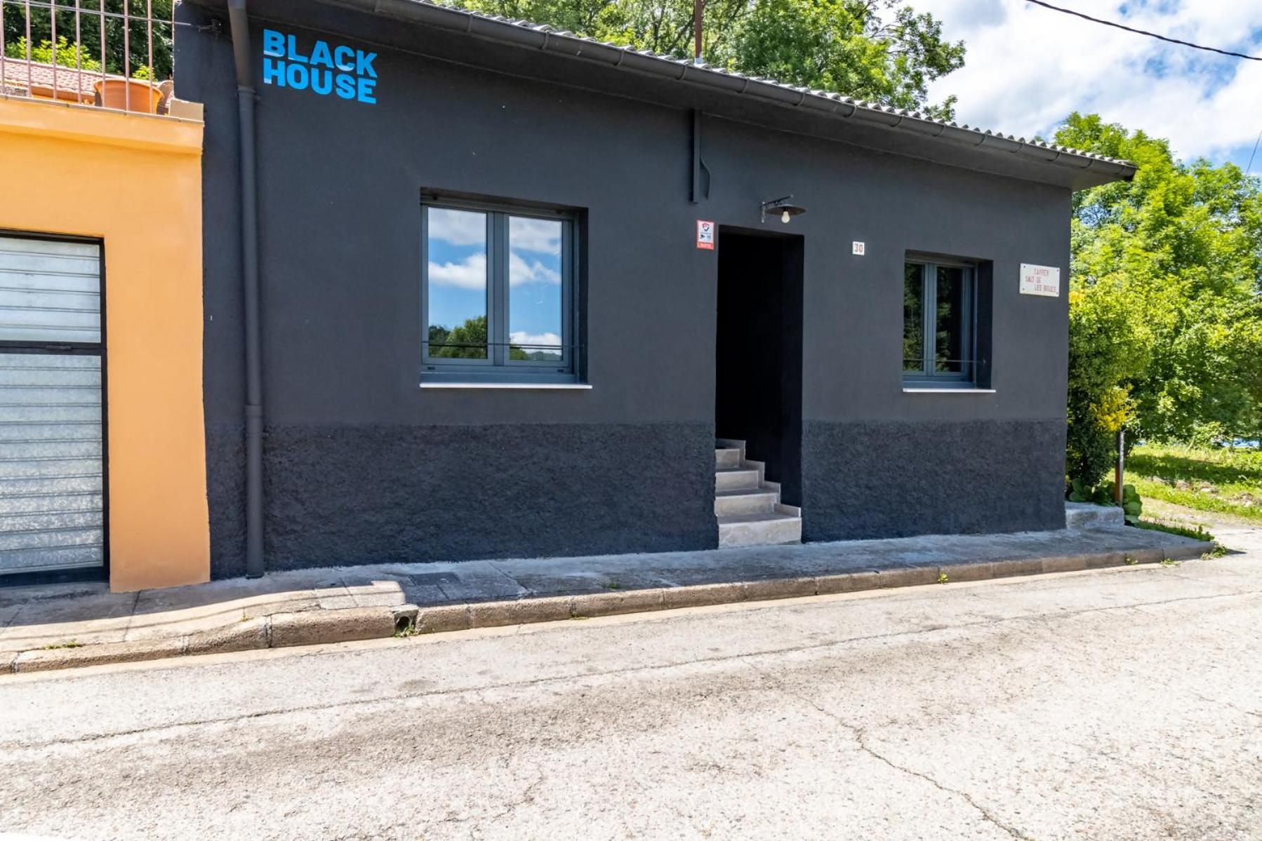 Black House Sorprendente Casa Estilo Industrial Olot Exterior foto