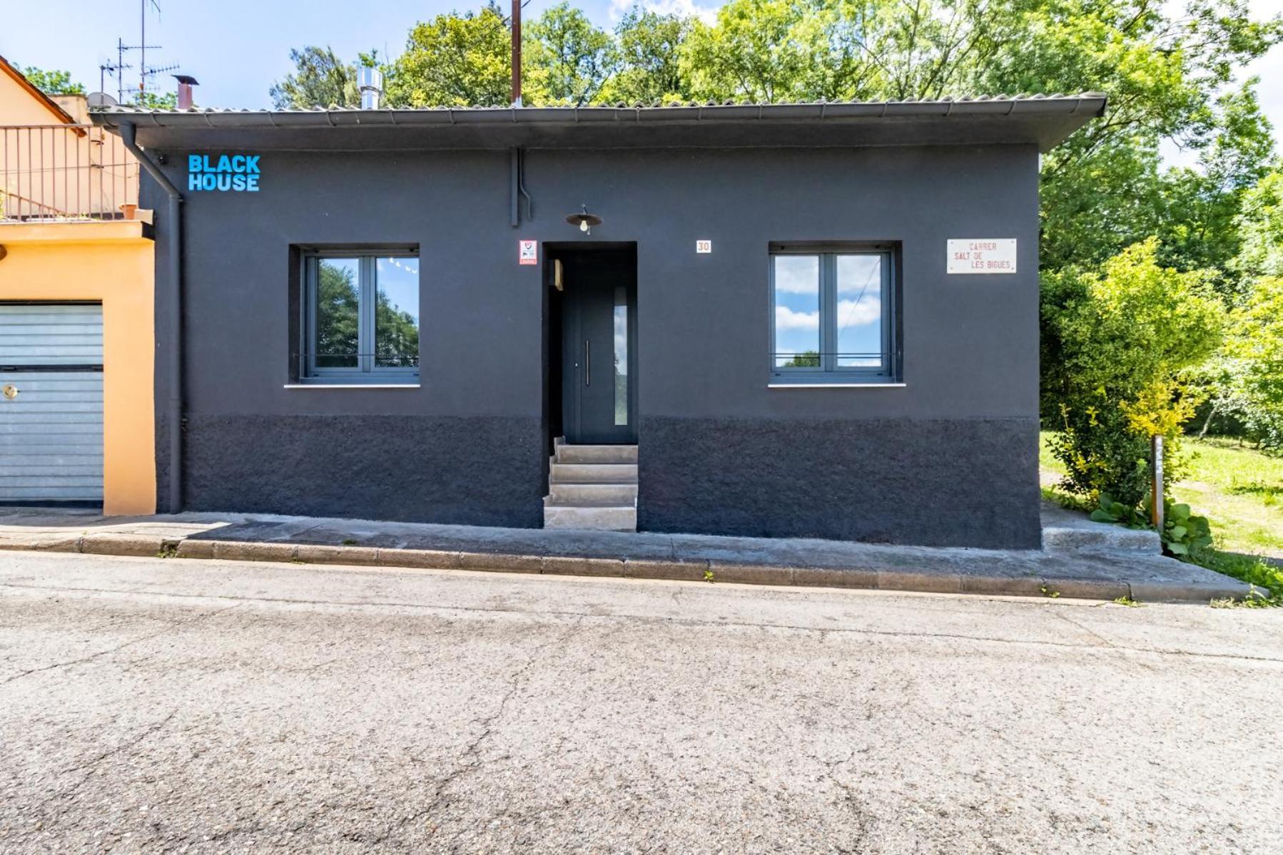 Black House Sorprendente Casa Estilo Industrial Olot Exterior foto